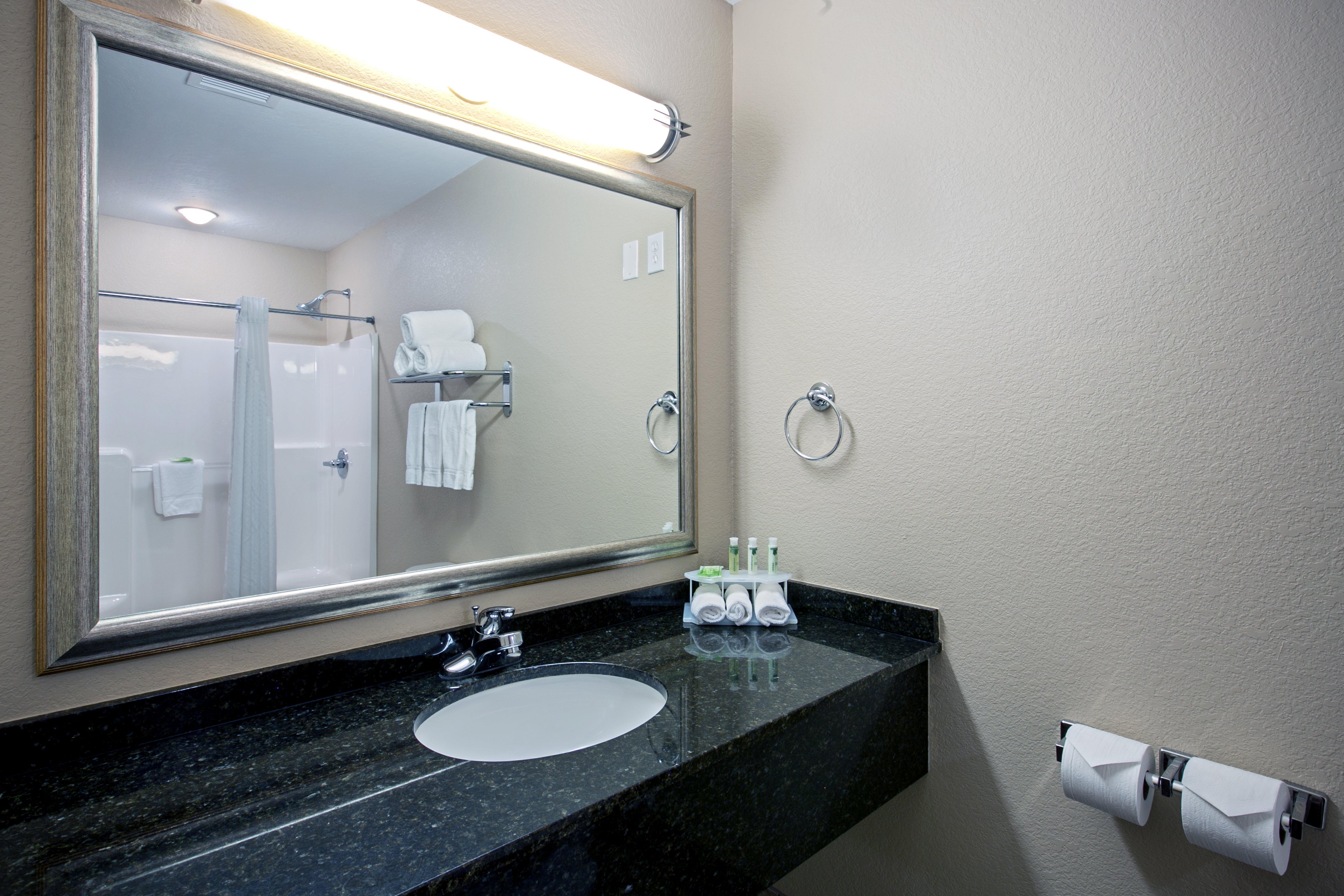 Holiday Inn Express & Suites - Green Bay East By Ihg Exterior photo