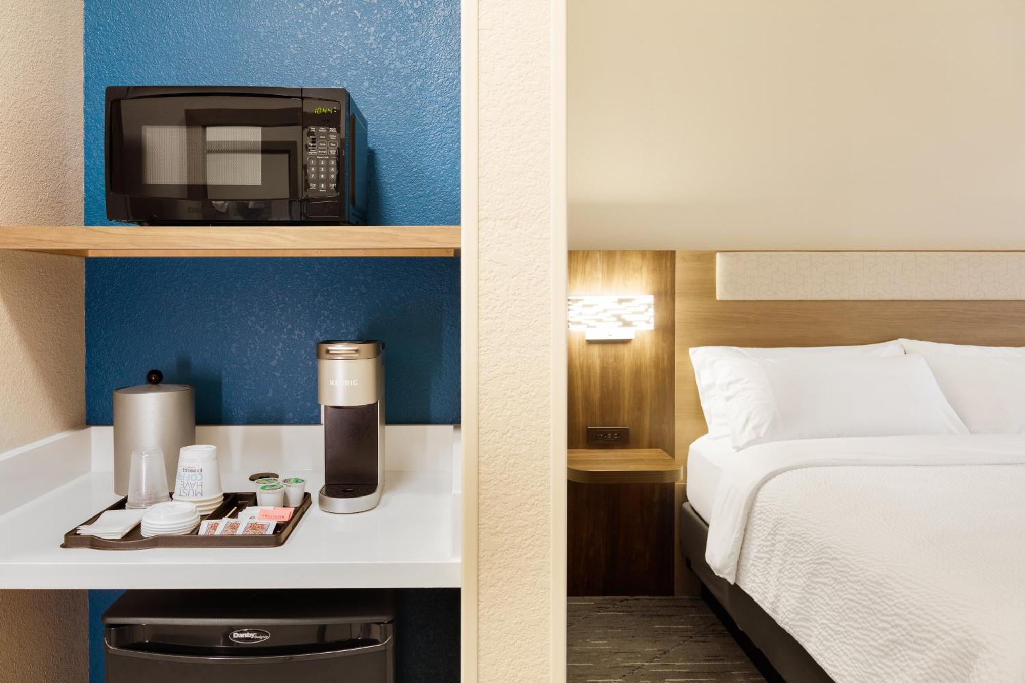 Holiday Inn Express & Suites - Green Bay East By Ihg Exterior photo