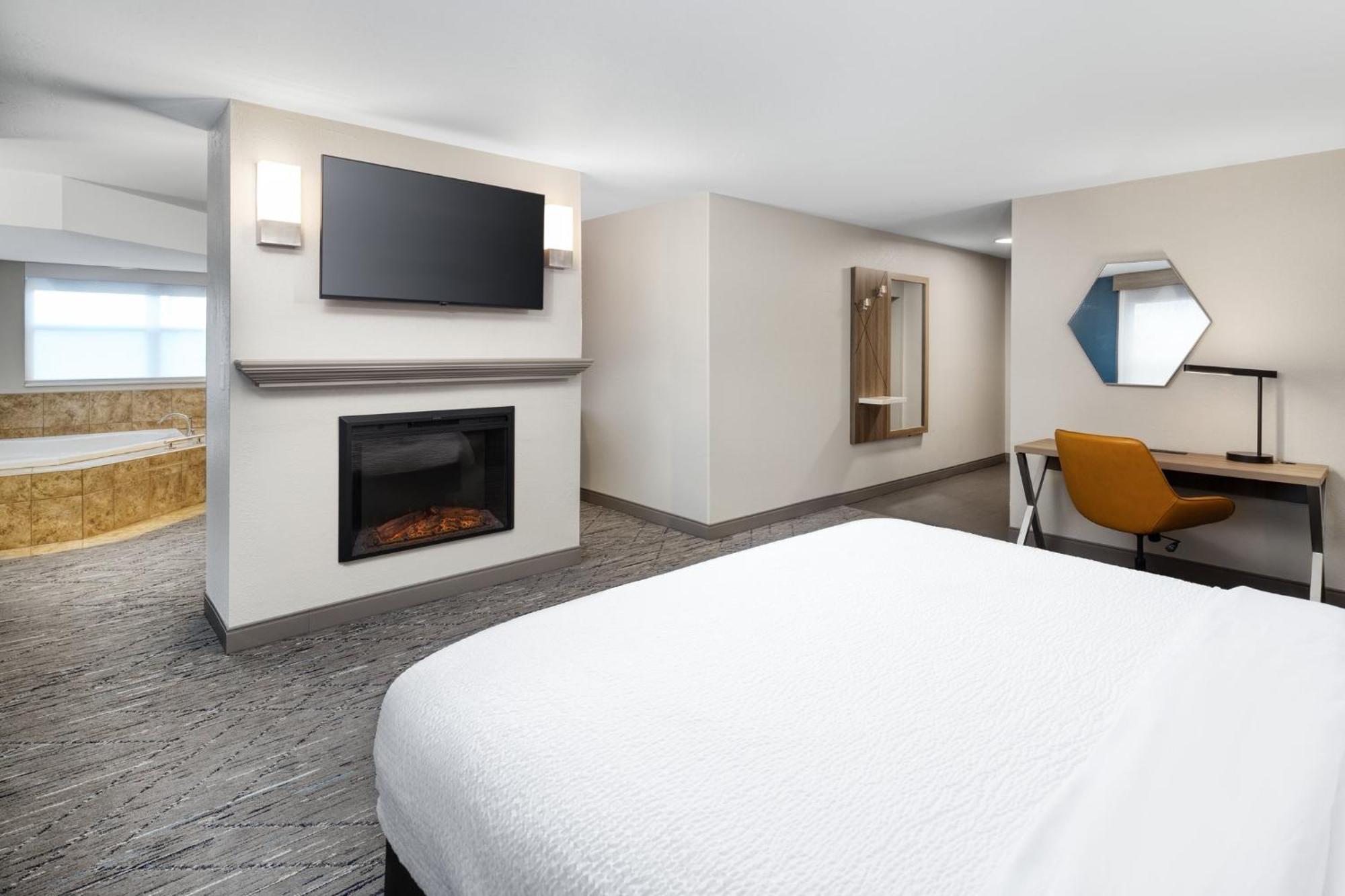 Holiday Inn Express & Suites - Green Bay East By Ihg Exterior photo