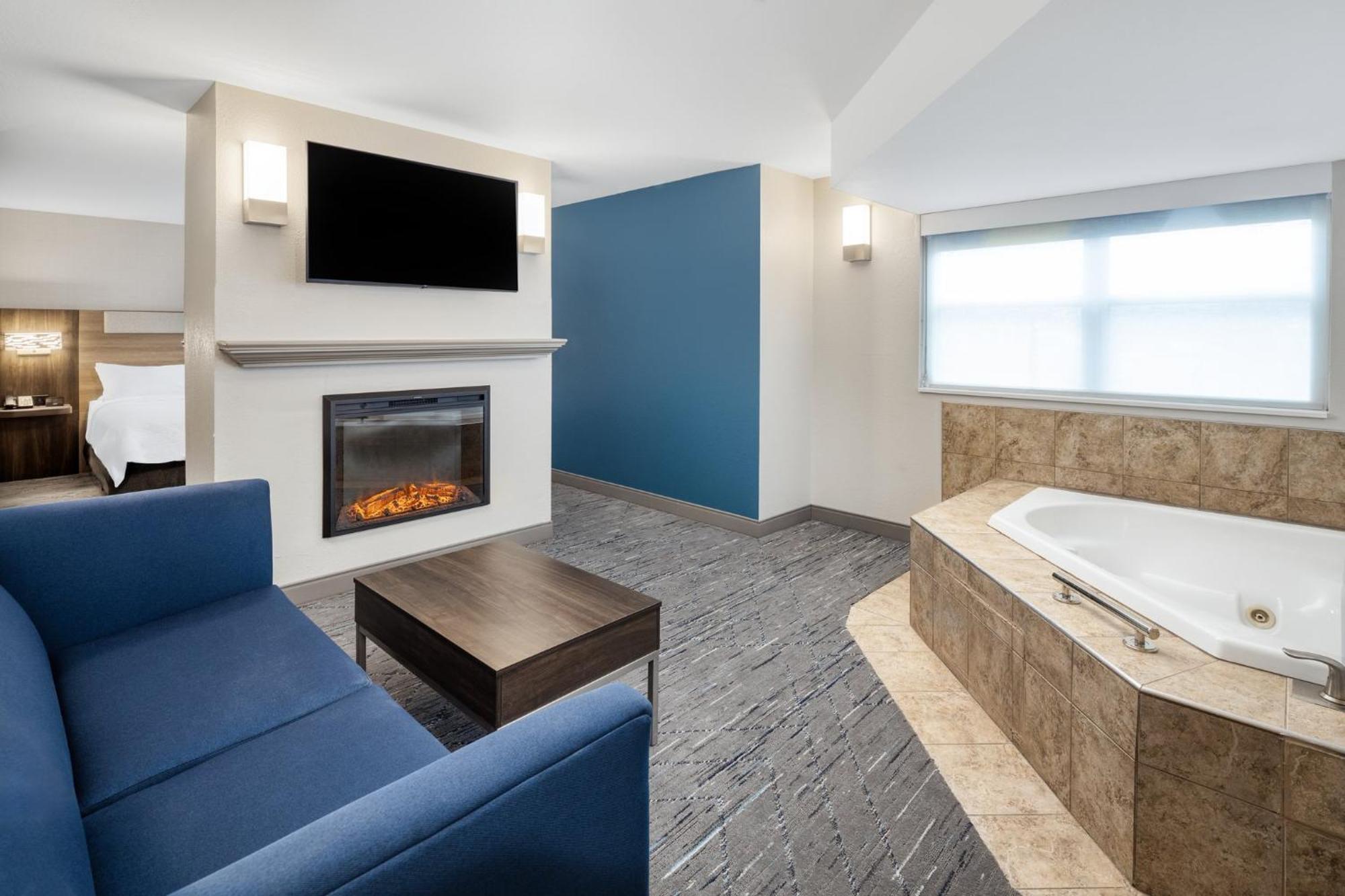 Holiday Inn Express & Suites - Green Bay East By Ihg Exterior photo