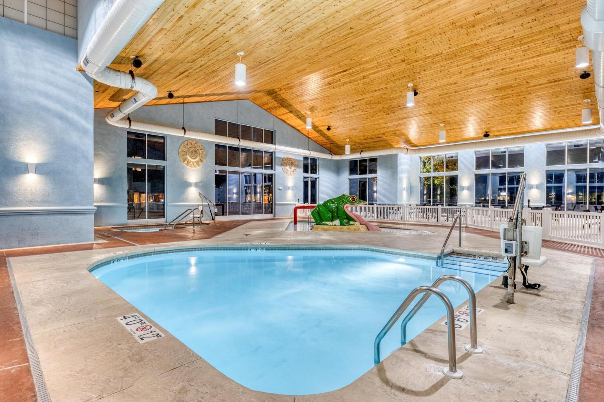 Holiday Inn Express & Suites - Green Bay East By Ihg Exterior photo