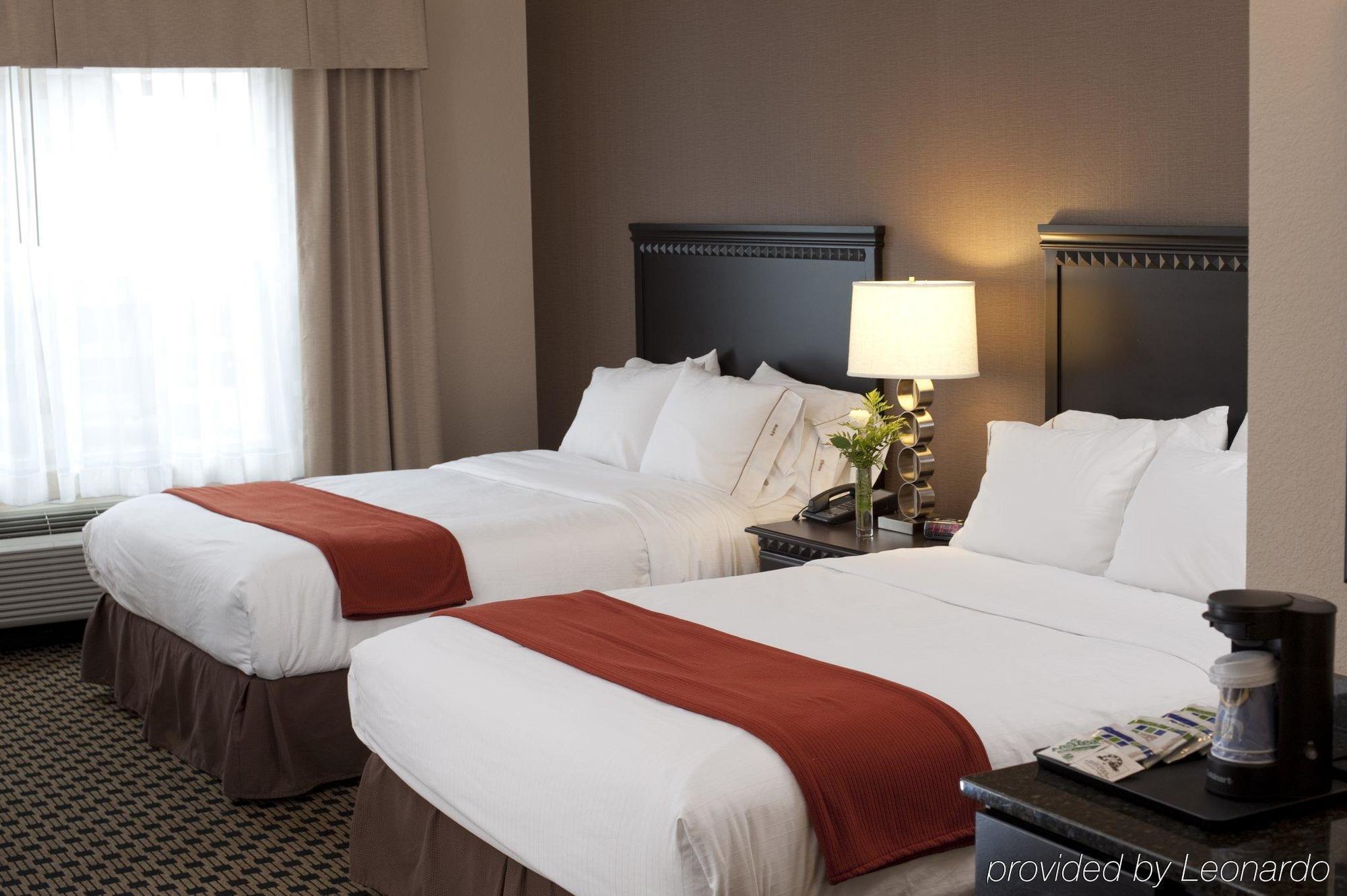 Holiday Inn Express & Suites - Green Bay East By Ihg Room photo