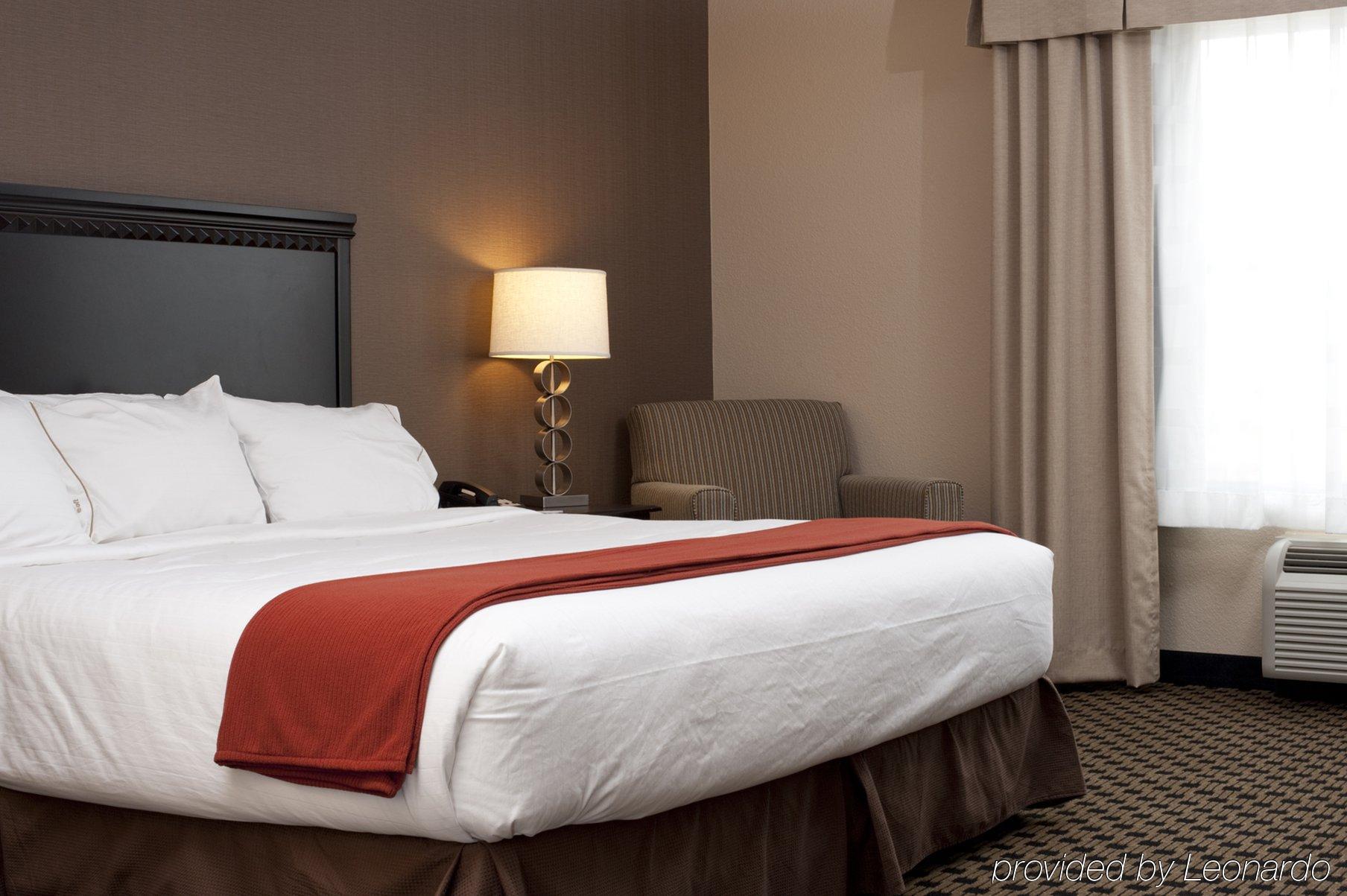 Holiday Inn Express & Suites - Green Bay East By Ihg Room photo